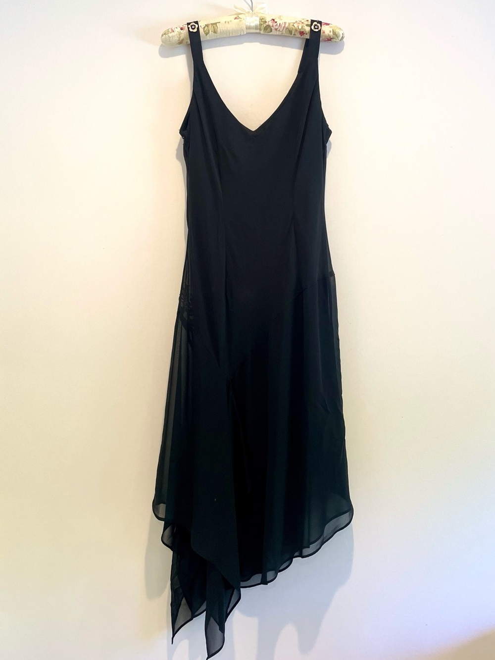 R&M Richards Vintage Floral Embroidery Black Dress- sz 8
Cocktail, party, dinner - Picture 2 of 6
